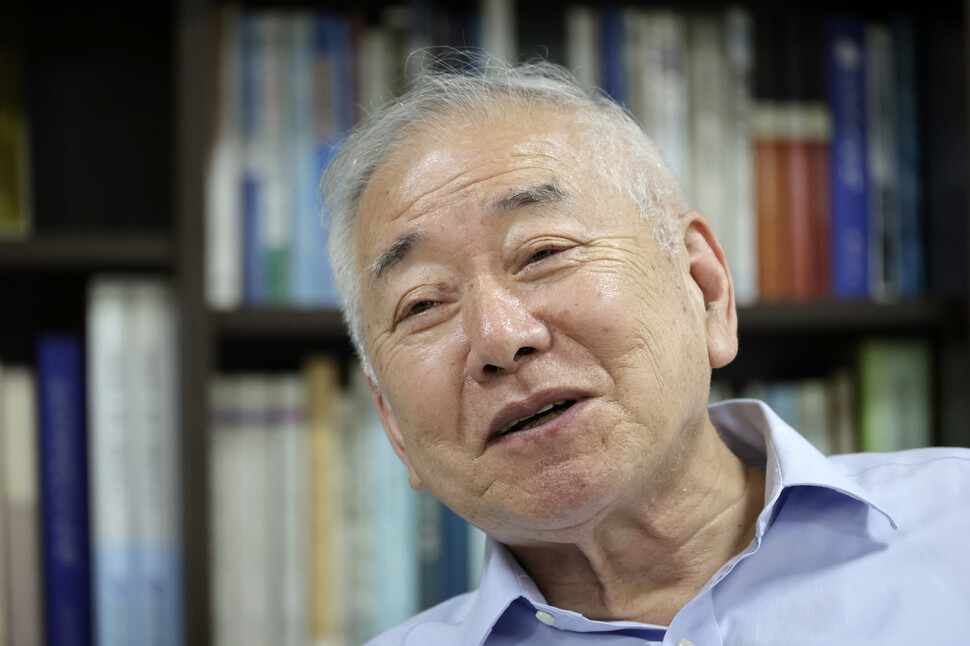 문정인 연세대 명예특임교수가 2025년 6월2일 오후 서울 마포구 동교동 김대중도서관에서 한겨레21과 인터뷰하고 있다. 김명진 기자