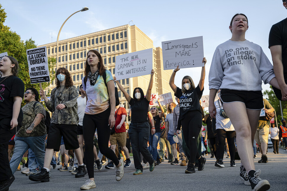 ‘이민자가 미국을 만들었다.’ 2025년 6월9일 켄터키주 루이빌에서 시민들이 도널드 트럼프 행정부의 강압적인 이민자 단속에 항의하는 시위를 하고 있다. AP 연합뉴스