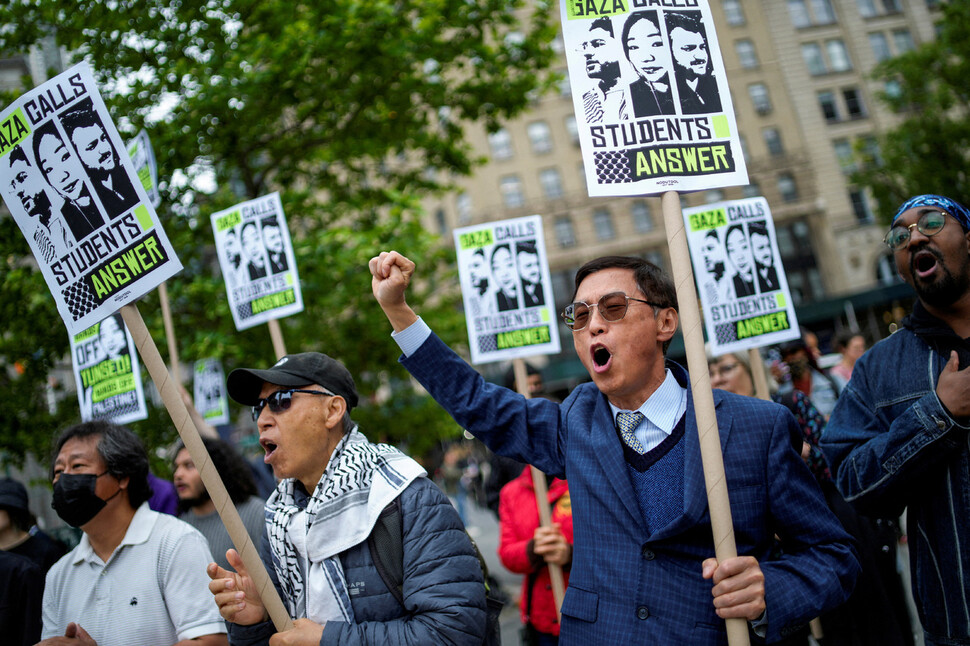 2025년 5월29일 미국 뉴욕에서 컬롬비아대학에 재학 중인 한국인 유학생 정윤서씨의 법정 심리 기간에 연방법원 인근에서 사람들이 집회를 열고 시위를 벌이고 있다. 정윤서는 팔레스타인 지지 시위에 참여한 이유로 체포되었고, 미국을 떠나라는 요구를 받았다. REUTERS