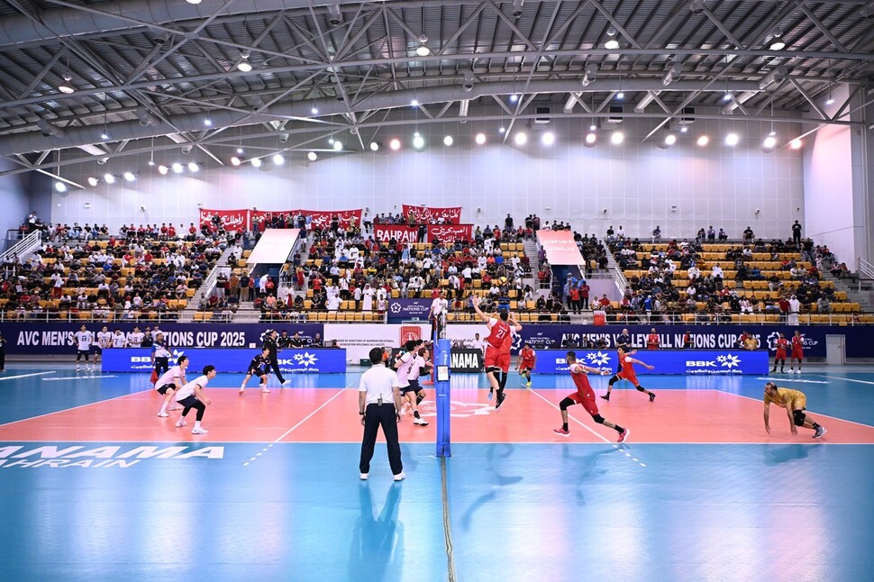 Korean men's volleyball team with Bahrain and semi -finals. Asian volleyball federation social media capture.
