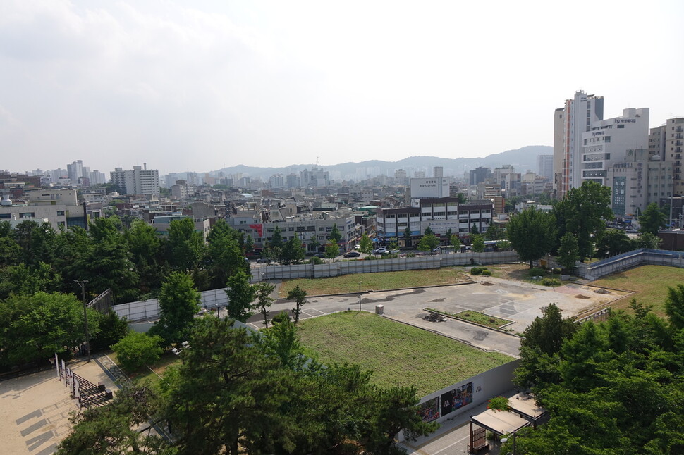 2025년 6월17일 오후 서울 은평구 녹번동 서울혁신파크 내 철거지. 2013~2023년 극장동·예술동·재생동이 있었다. 재개발(공공재개발→매각)을 위해 2023년 10월 입주 기업·단체들이 퇴거해 여전히 비어 있고, 높은 철제 울타리를 둘러쳐 사람의 접근을 막아놓았다. 김양진 기자