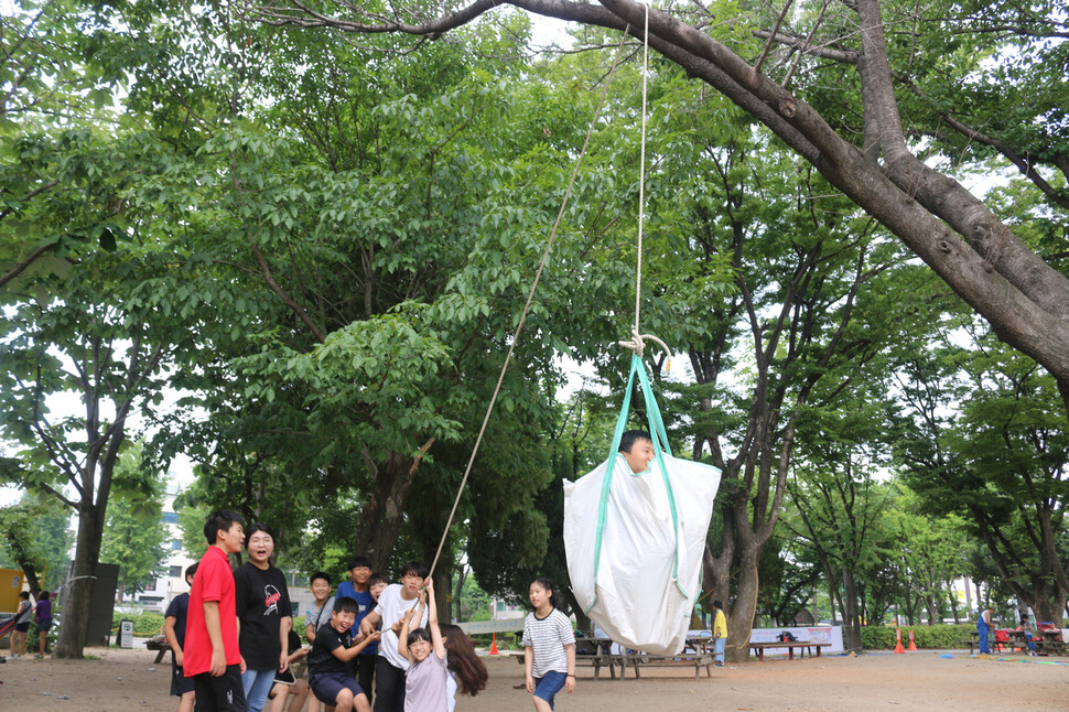 2019년 서울혁신파크 인근 은광지역아동센터 어린이들이 피아노공원에서 행사를 하고 있다. 은광지역아동센터 제공