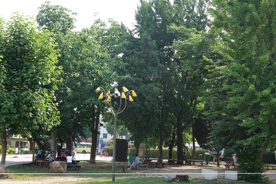 2025년 6월17일 오후 서울 은평구 녹번동 서울혁신파크 피아노광장. 큰 나무들이 그늘을 이뤄 시민들이 편안하게 쉴 수 있는 공간이다. 김양진 기자