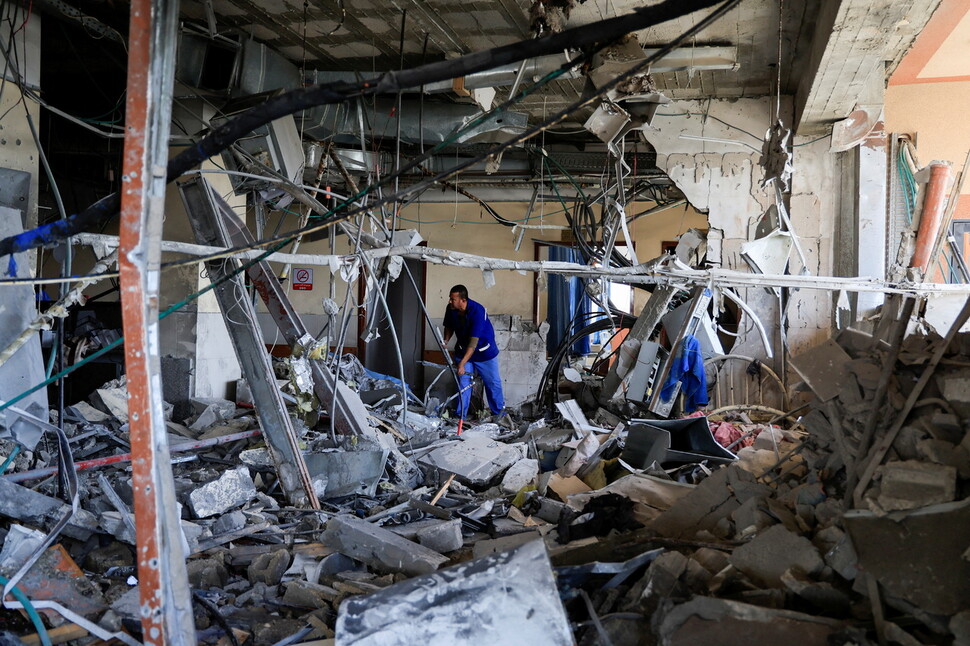 2025년 5월13일 이스라엘군의 공습으로 파괴된 팔레스타인 땅 가자지구 남부 칸유니스의 나세르 병원에서 한 남성이 잔해 정리작업을 하고 있다. REUTERS 연합뉴스