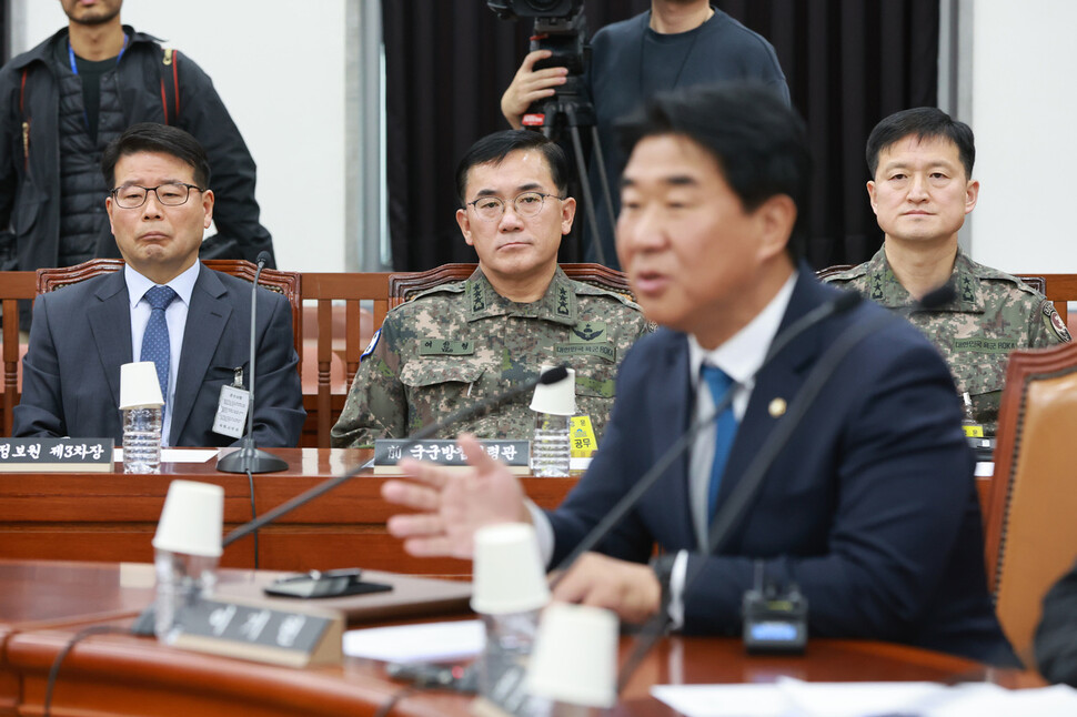 전 국군방첩사령관 여인형(뒷줄 가운데)이 2024년 12월7일 오전 서울 영등포구 여의도 국회에서 열린 정보위원회 전체회의에서 이기헌 더불어민주당 의원의 발언을 듣고 있다. 공동취재사진단