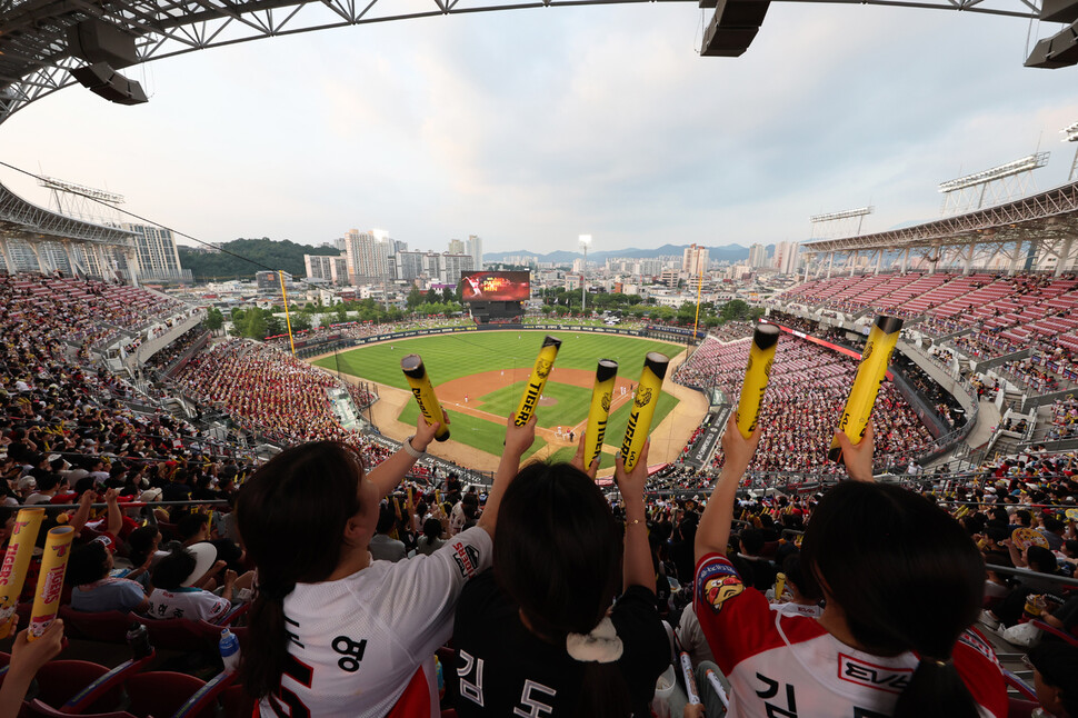 Fans who visited the 2025 KBO League Randers and Kia (KIA) Tigers at the Kwangju Kia Champions Field on the 2nd are also cheering for the heat. Yonhap News