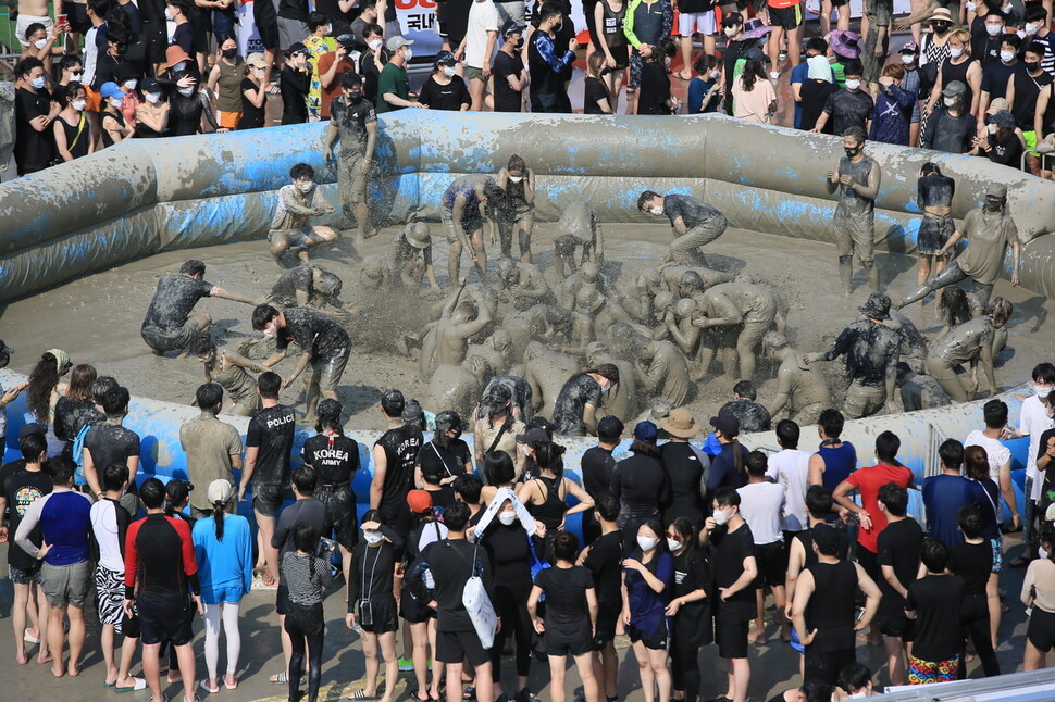 여름철 서해의 대표 축제로 자리매김한 대천해수욕장의 머드축제. 보령시 제공