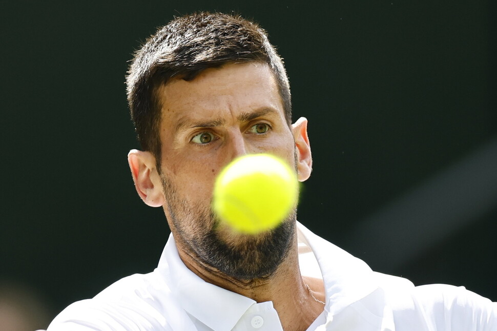 Novak Zokovic (Serbia) is struggling against Dan Evans (UK) in the second round of Wimbledon's Tennis Singles held in All England Club in London, England on the 3rd (local time). London/EPA Yonhap News