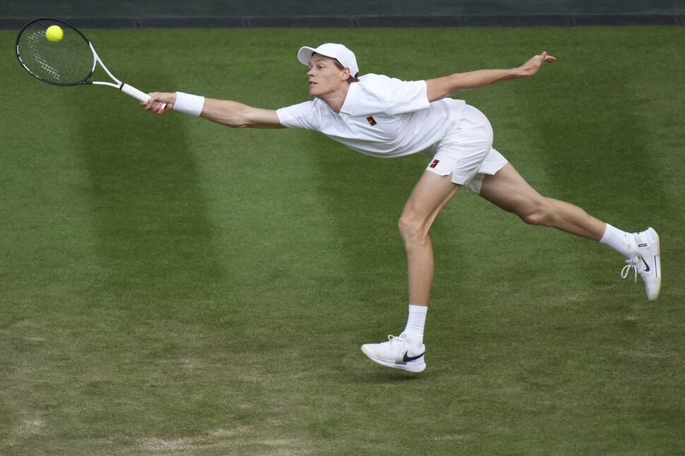 Men's Tennis world's No. 1 Yannik Shinner (Italy) is returning shots against Alexander Bukichi (Australia) in the second round of the Wimbledon men's singles held at the All England Club in London, England. London/AP Yonhap News