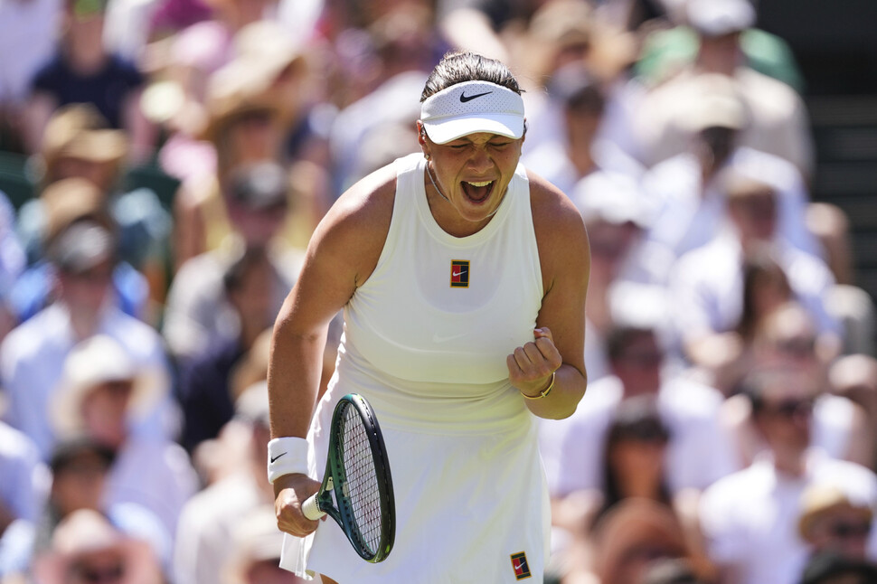 Amana Animova (USA) cheered after scoring against Arina Sabalenka (Belarus), the world's No. 1 in the Wimbledon Women's Singles Semi -finals held in the English Club in London, England on the 10th (local time). London/AP Yonhap News