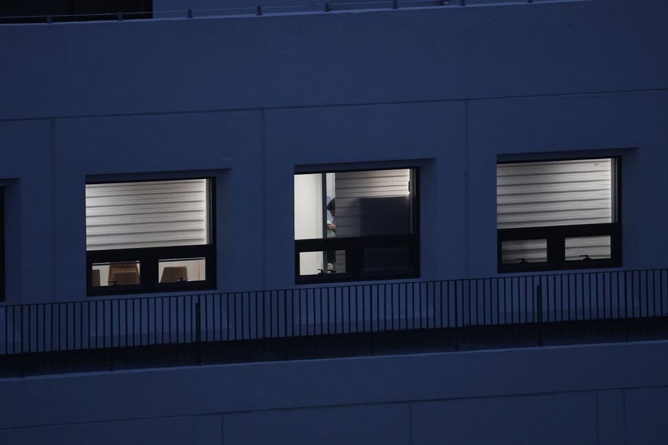 전 대통령 윤석열의 배우자 김건희씨를 둘러싼 각종 의혹을 수사 중인 민중기 특별검사팀이 2025년 7월3일 서울 종로구 삼부토건 사무실을 압수수색하고 있다. 연합뉴스