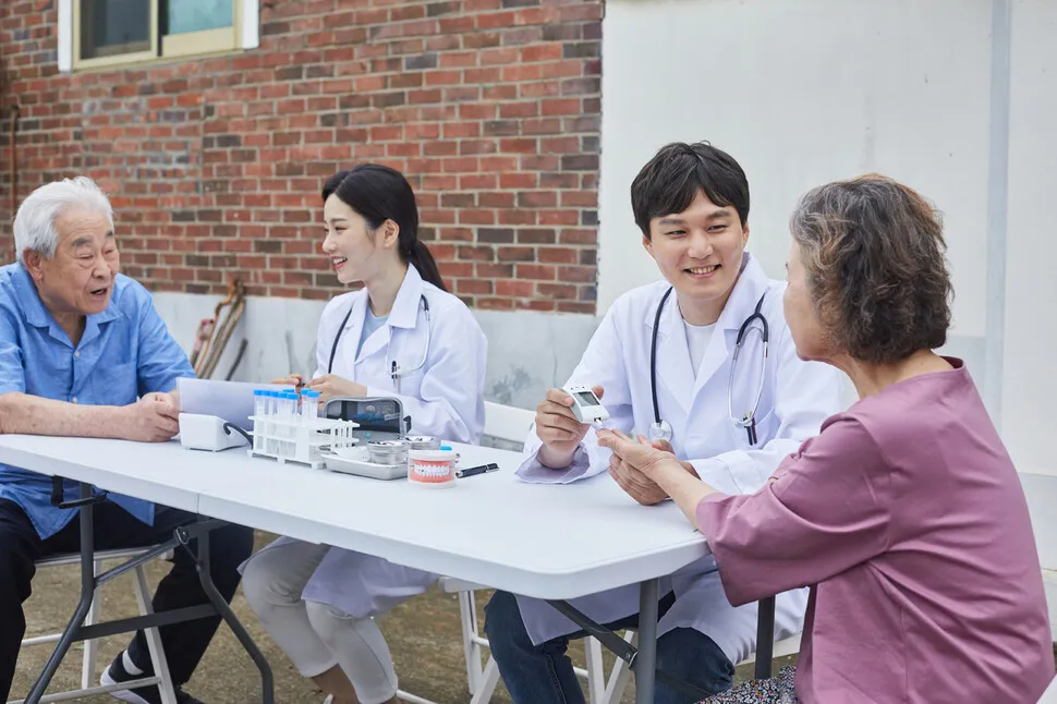 외로운 노인, 저소득층의 건강 위협! 당뇨병 발병 위험이 더 높은 이유는?