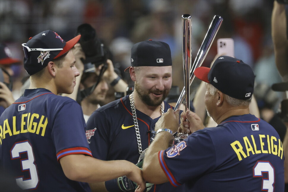 Karl Lolly (Middle and Seattle Mariners) is celebrating with his father and brother after winning the 2025 Major League (MLB) home run Derby held at the Atlanta Truist Park in Georgia. Atlanta/EPA Yonhap News