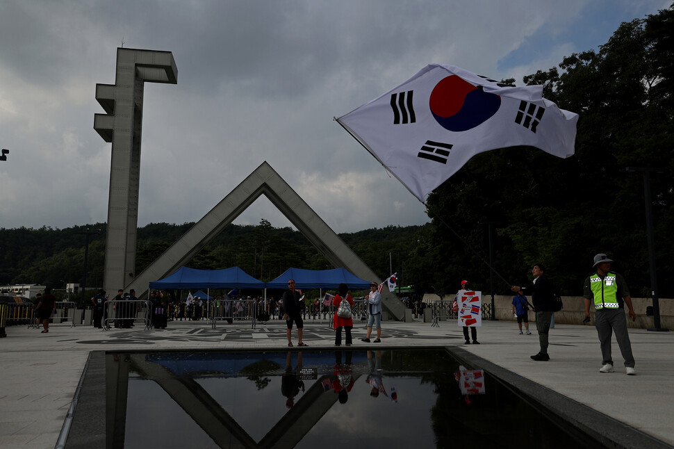 모스 탄 방한 환영 집회에 모인 윤석열 전 대통령 지지 단체 회원들이 ‘차이나 아웃’ 등이 적힌 손팻말과 태극기, 성조기를 든 채 서울대 교내에 들어와 있다.