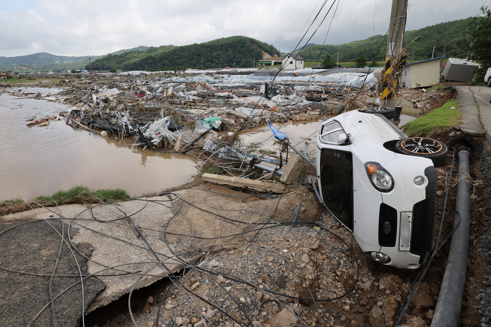 2025년 7월19일 내린 ‘극한 호우’로 물이 불어나 침수된 경남 산청군 신안면 청현리 딸기 비닐하우스들이 7월21일 폐허가 돼 있다. 한겨레 김태형 기자