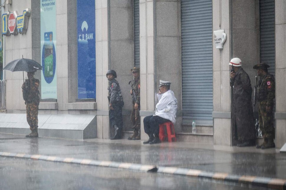 미얀마의 독립 영웅을 기리는 제78차 순교자의 날을 맞은 2025년 7월19일 무장한 군병력이 비가 내리는 양곤의 거리에서 경계근무를 하고 있다. AFP 연합뉴스