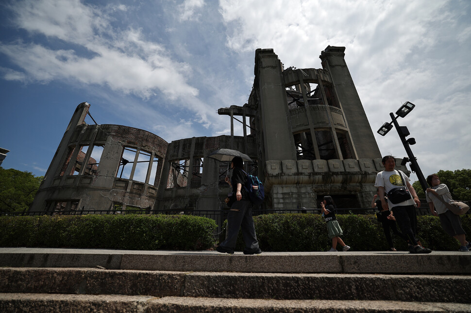 히로시마 평화기념공원을 찾은 시민들이 원자폭탄 돔을 둘러보고 있다. 히로시마/이종근 선임기자 root2@hani.co.kr