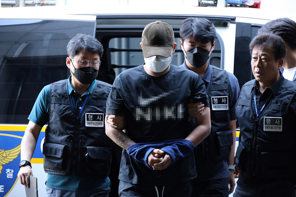 대전 교제살인 사건 피의자 장재원(26)씨가 지난 5일 오전 입원 중이던 병원에서 퇴원 뒤 경찰에 체포돼 대전서부경찰서로 들어서고 있다. 연합뉴스