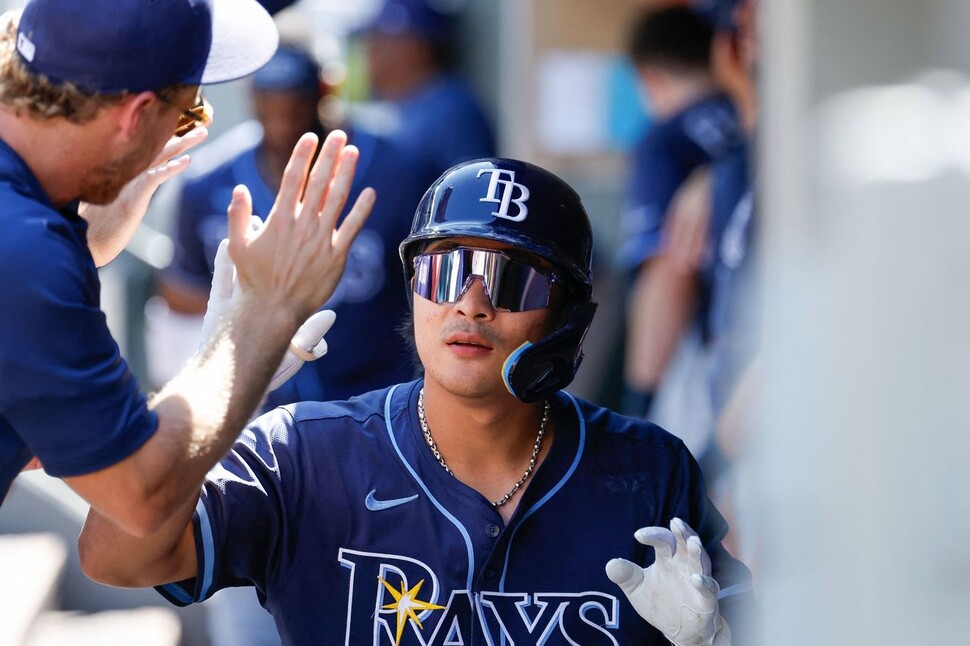 Tampa Bay Race Kim Ha -sung is being celebrated by teammates in the Dugout after a solo home run in the fourth round in the 2025 Major League (MLB) Seattle Mariners held at the T -Mobile Arena in Washington, USA on the 11th. Seattle/AFP Yonhap News
