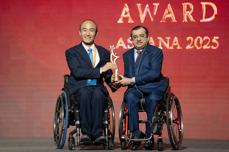 정진완 대한장애인체육회장(왼쪽)이 13일 카자흐스탄 아스타나에서 열린 2025 아시아패럴림픽위원회(APC) 시상식에서 우수 NPC상을 수상하고 있다. 오른쪽은 APC 마지드 라셰드 위원장. 대한장애인체육회 제공