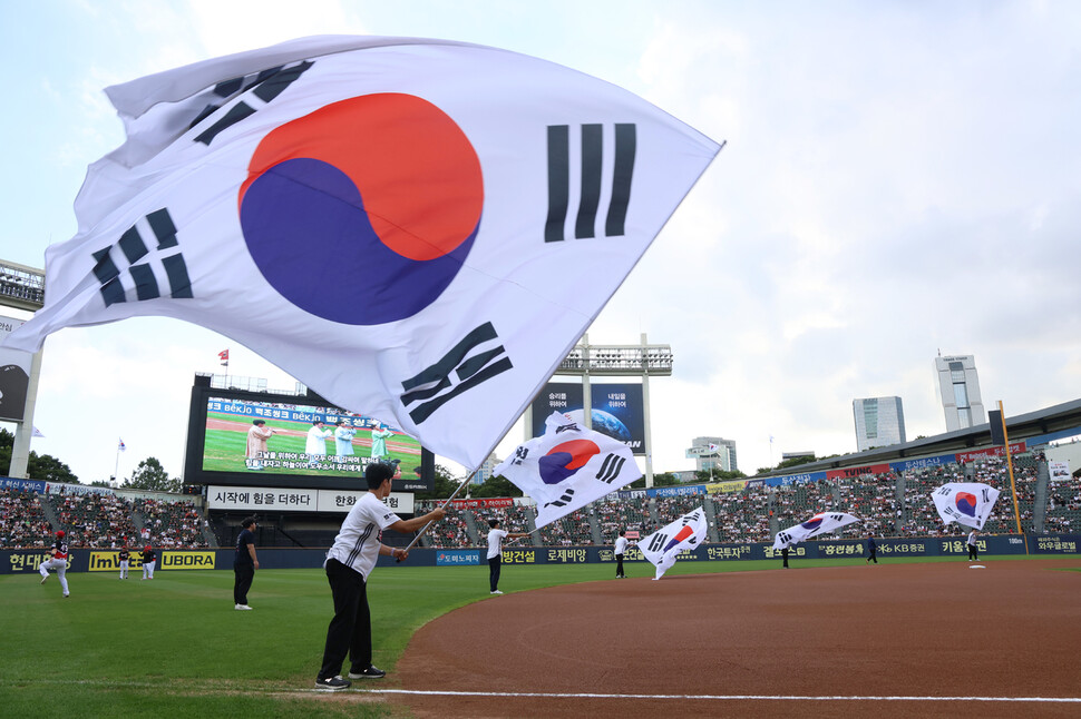 Musical actors Yoon Hyun -sun, Kim Yo -han, Choi Jin -soo, and Jang Jin -soo are scattered on the ground while performing the declaration of independence before the match between Kia Tigers and Doosan Bears at Jamsil Baseball Stadium. Provided by Doosan Bears
