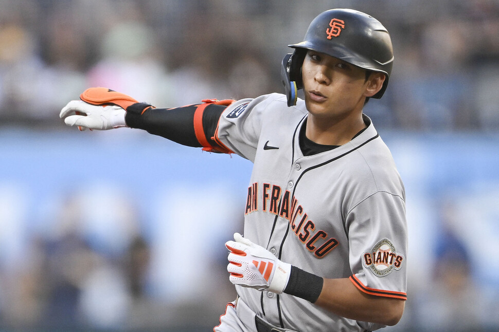 San Francisco Giants Lee Jung -hoo is on the base after a first -time lead -off home run in the first round of the 2025 Major League (MLB) San Diego Padris at San Diego Petco Park, California, USA. San Diego/Reuters Yonhap News
