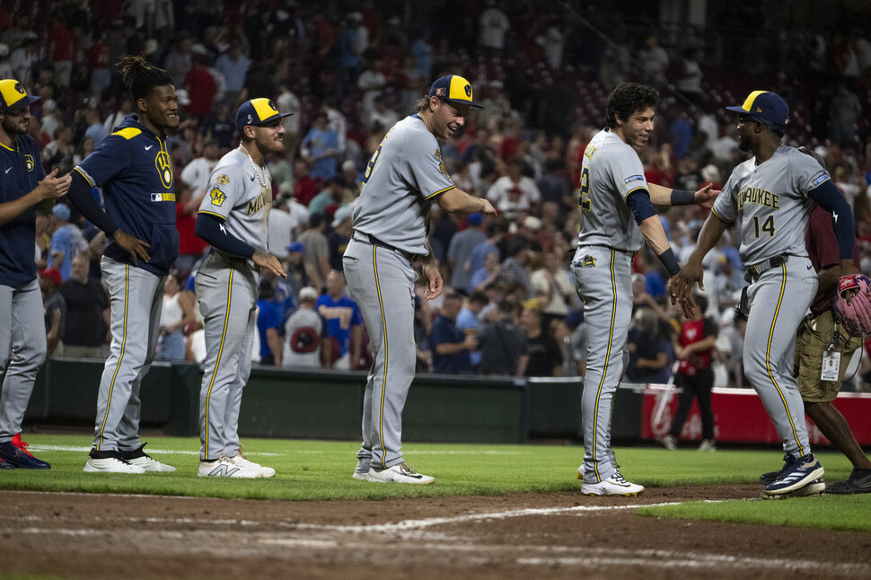 Milwaukee Brewers players celebrate after winning Cincinnati Reds on the 17th. Cincinnati/AP Yonhap News