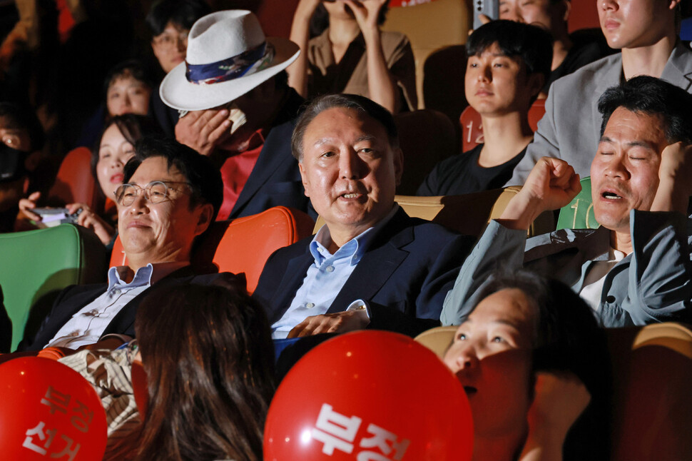 ‘12·3 내란 우두머리’ 윤석열(가운데)이 2025년 5월21일 서울 중구 메가박스 동대문에서 전직 한국사 강사인 전한길씨(오른쪽) 등과 부정선거 의심을 다룬 영화를 관람하고 있다. 한겨레 김혜윤 기자 unique@hani.co.kr