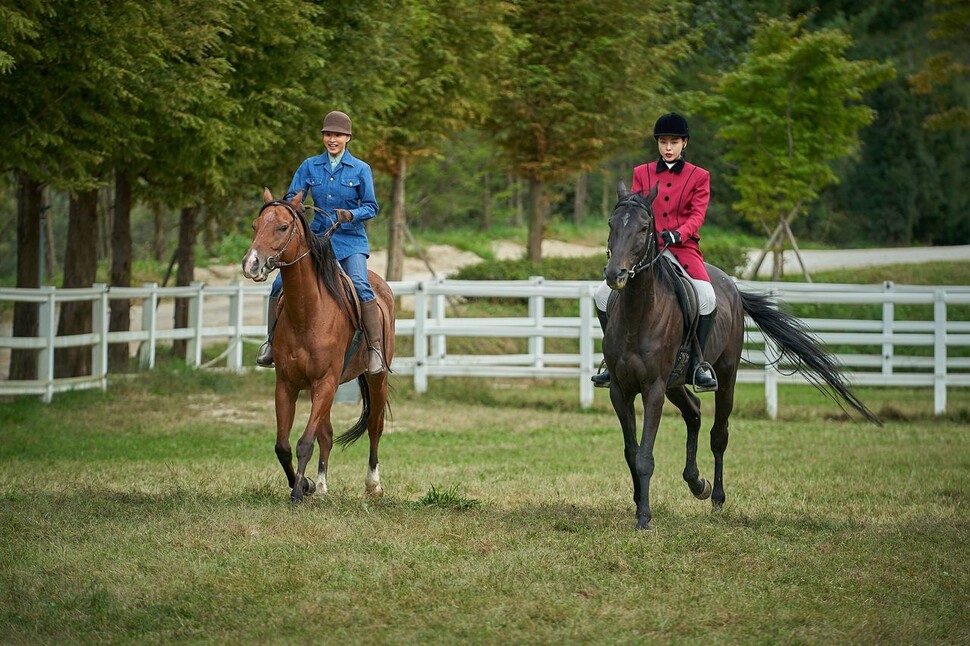 드라마 ‘애마’에서 말을 타는 장면은 여성 해방의 상징으로 재의미화된다. 넷플릭스 제공