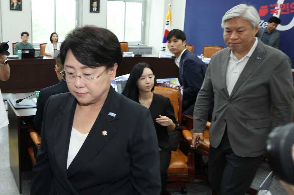 조국혁신당 김선민 당대표 권한대행과 서왕진 원내대표가 2025년 9월7일 국회에서 당내 성비위 사건에 대한 책임을 지고 사퇴 의사를 밝힌 뒤 회의장에서 나가고 있다. 연합뉴스