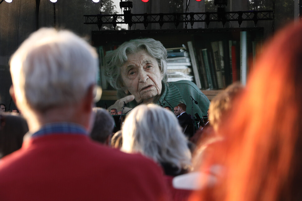 ‘리디체 마을 학살 83주기 추모식’ 전야제에 앞서 리디체 참사의 마지막 생존 여성이던 야로슬라바 스클레니치코바의 생전 영상을 보여주고 있다. 그는 2024년 9월27일 98살의 나이로 사망했다.