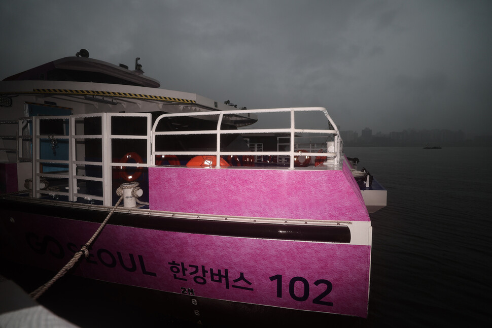 폭우로 시승 행사가 취소된 한강버스가 선착장에 정박해 있다.