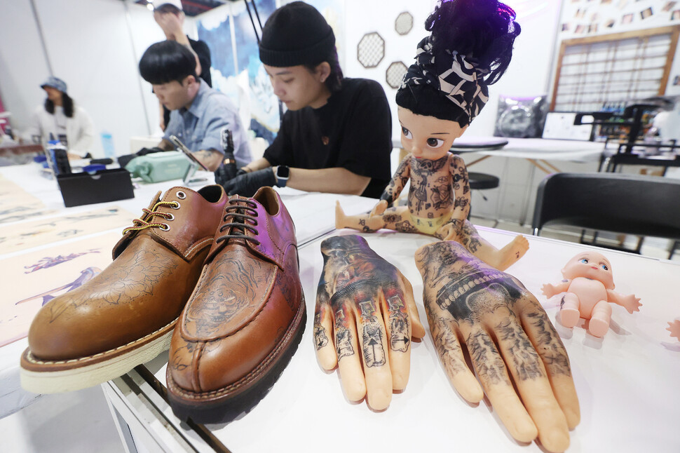 2025년 9월15일 서울 강남구 세텍(SETEC)에서 열린 문신산업박람회에서 타투 원데이 클래스가 진행되고 있다. 연합뉴스