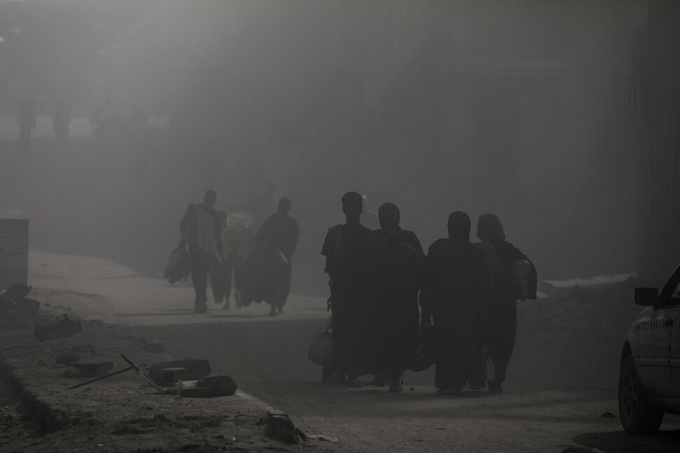 2025년 9월21일 팔레스타인 가자시티에서 이스라엘의 공습이 시작되자 주민들이 대피하고 있다. 2023년 10월 개전 이후 가자지구에서 팔레스타인 주민 6만5천여 명이 사망했다. EPA 연합뉴스