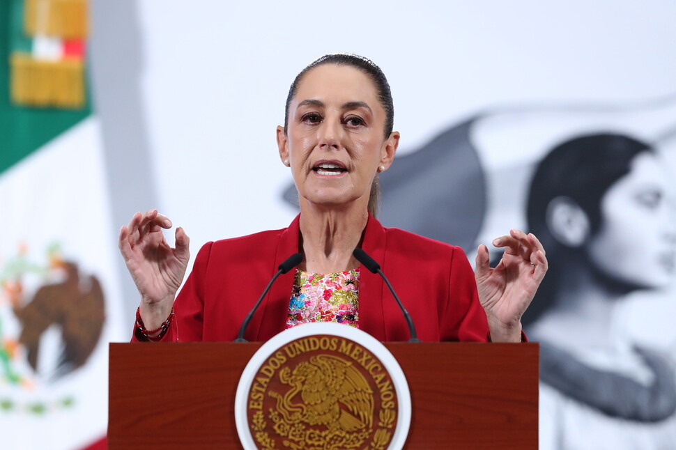클라우디아 셰인바움 멕시코 대통령이 2025년 10월27일 멕시코시티의 대통령궁에서 정례 기자회견을 하고 있다. EPA 연합뉴스