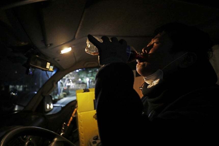 배송노동자 ‘쿠팡맨’ 조찬호씨가 2019년 12월17일 새벽, 경기도 김포시 장기동의 한 아파트 단지에서 새벽배송을 하던 중 콜라를 마시고 있다. 밤 10시부터 다음날 아침 7시까지 일하는 조씨는 시간 안에 배달을 마치기 위해 밥 대신 탄산음료로 당을 보충한다. 한겨레 김명진 기자