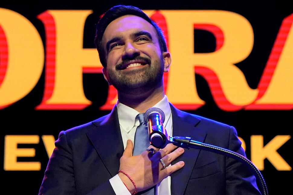 조란 맘다니 미국 뉴욕시장 당선자가 2025년 11월4일(현지시각) 당선 수락 연설을 하고 있다. AP 연합뉴스