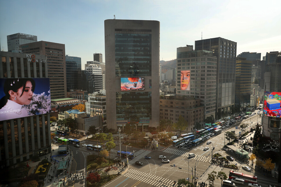 서울 중구 을지로 입구 네거리 건물에 설치된 대형 전광판에서 저마다의 영상이 상영되고 있다.