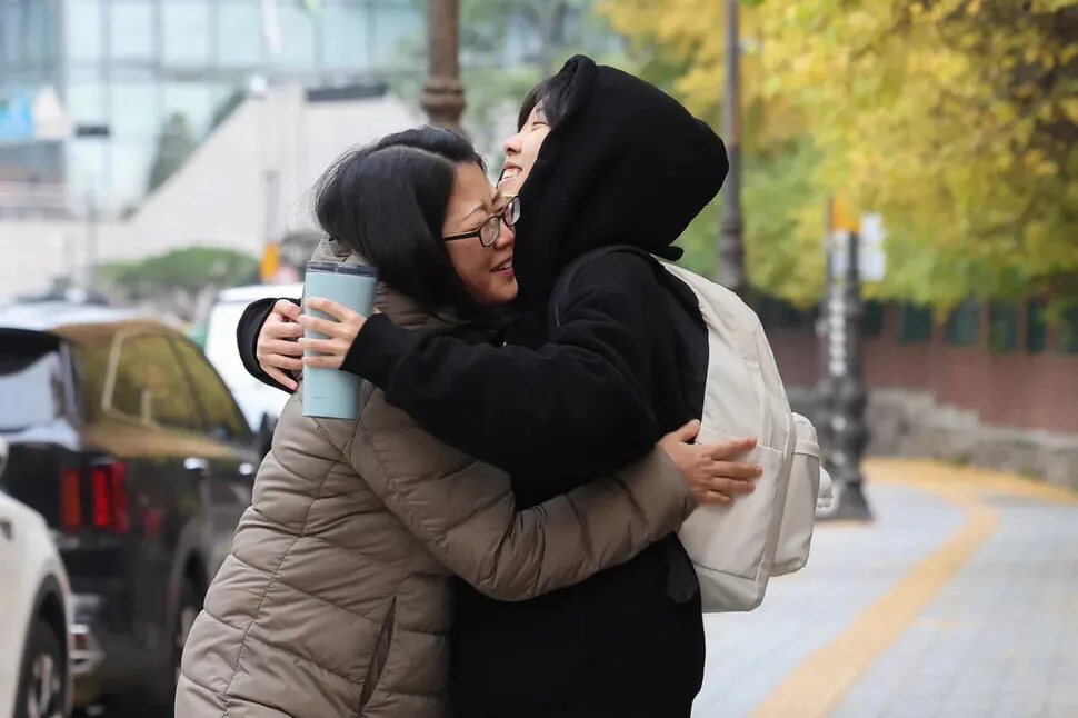 [Photo] Korea cheers on half a million students sitting college entrance exam