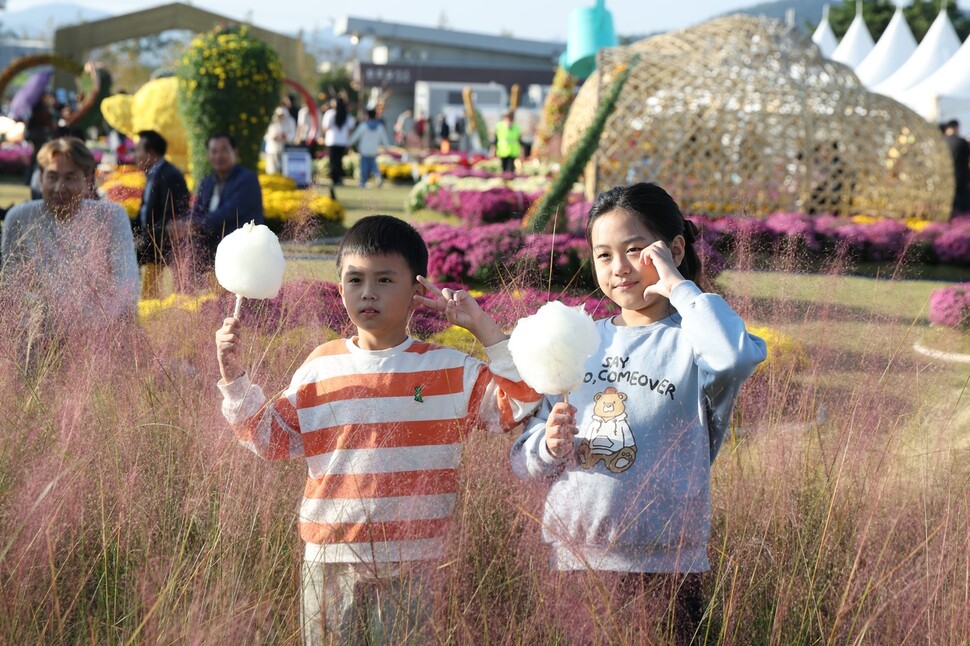 2025년 10월25일 제10회 강진만 춤추는 갈대축제에 참여한 아이들이 사진을 찍고 있다. 이 축제를 앞두고 강진 반값여행 참여자 1500팀을 모으는 이벤트를 열었는데, 오픈 6시간 만에 모든 신청이 마감됐다. 강진군 제공