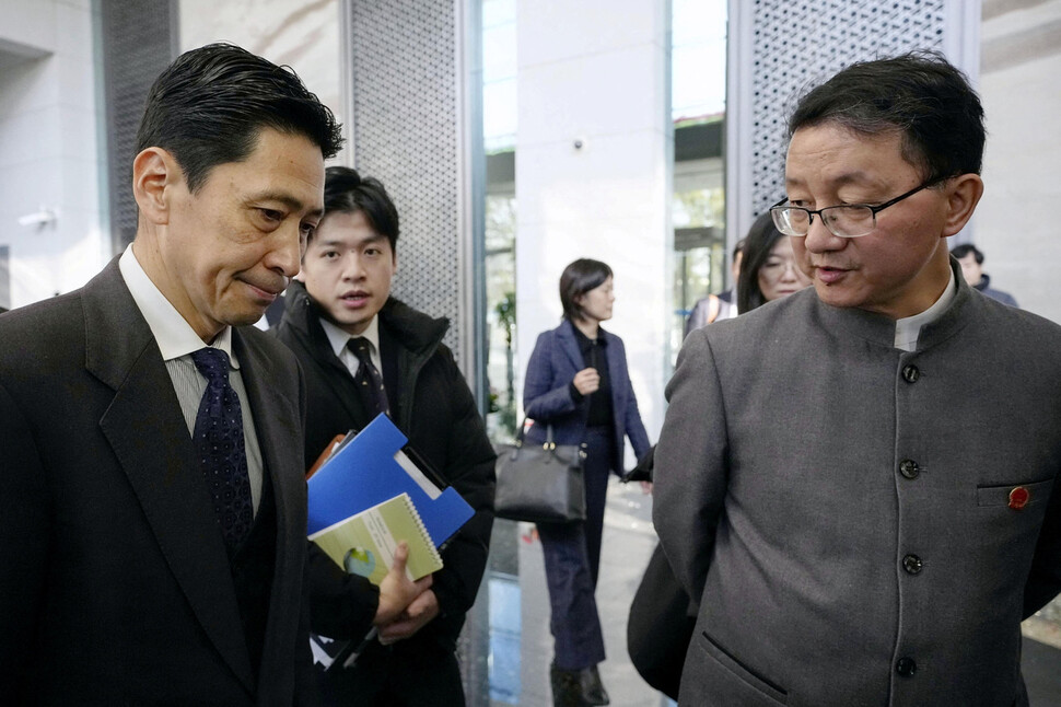 중국 베이징으로 급파된 가나이 마사아키 일본 외무성 아시아·대양주 국장(왼쪽)이 2025년 11월18일 류진쑹 중국 외교부 아시아 국장과 회담한 뒤 외교부 청사를 나서고 있다. REUTERS 연합뉴스