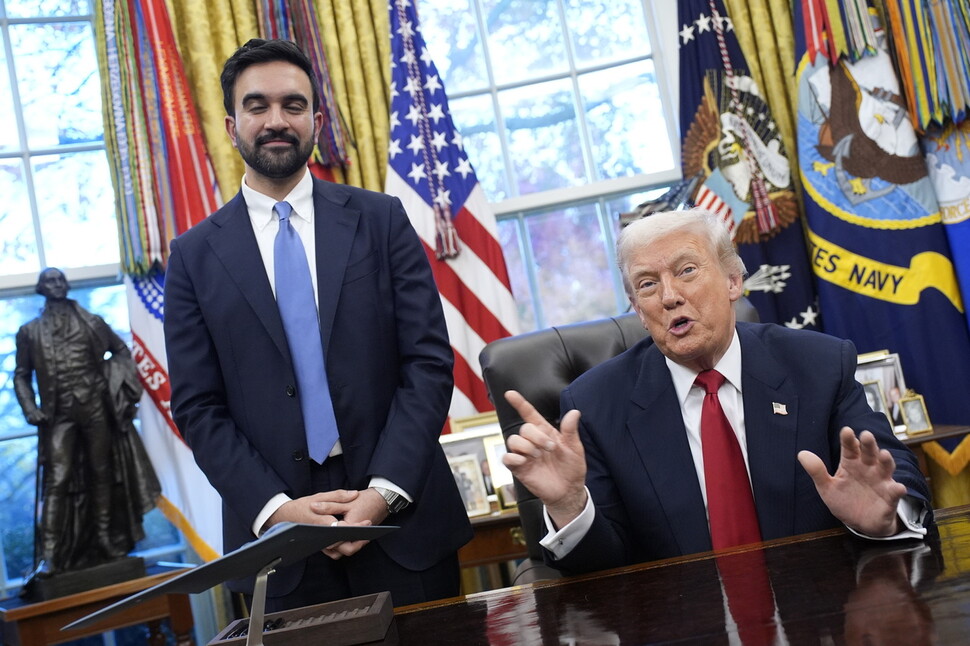 도널드 트럼프 미국 대통령이 21일 백악관을 예방한 조란 맘다니 뉴욕 시장 당선인과 만난 자리에서 기자들에게 자신의 종전안을 우크라이나가 수용해야 한다고 설명하고 있다. EPA 연합뉴스