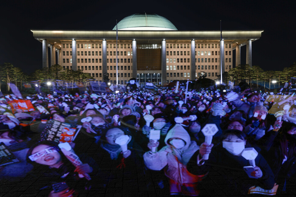 12·3 계엄 1년을 맞아 시민들이 되찾은 민주주의를 이미지로 구현했다. 1년 전 그날 밤 무장한 군인과 헬리콥터가 국회의사당을 침탈했지만, 시민들은 계엄을 해제하고 민주주의를 되찾았다. 2025년 오늘의 국회의사당 앞에 2024년 12월14일 대통령 탄핵안 가결에 환호하는 시민들의 모습을 픽셀스틱으로 그렸다. 한순간에 송두리째 짓밟힐 뻔한 민주주의의 전당이 온전히 숨 쉬고 있음에 나, 우리 그리고 모두가 함께했던 그날 밤이 있었다는 사실을 잊지 않기를. 한겨레 김혜윤 기자