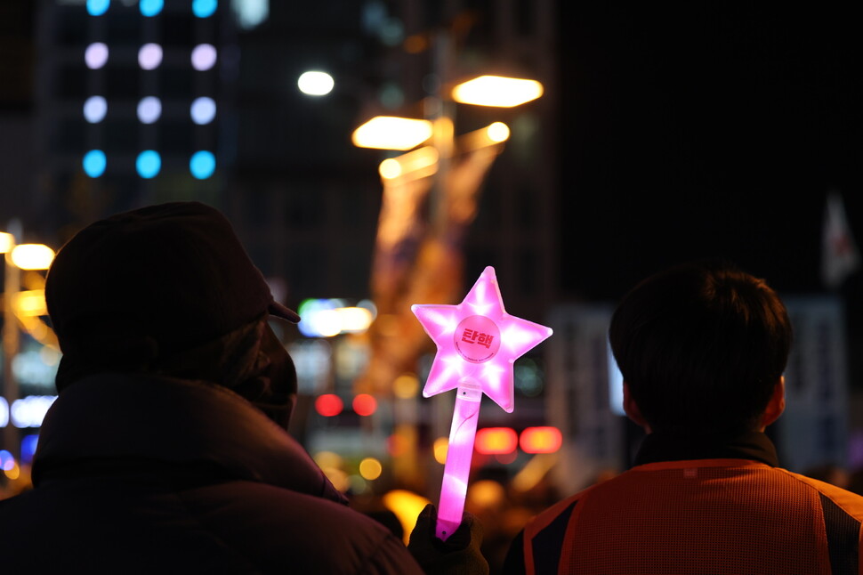 12월3일 저녁 울산 남구 롯데백화점 울산점 광장에서 내란청산·사회대개혁 울산운동본부 주도로 열린 ‘12·3 내란 1년, 다시 빛의 광장으로’ 집회에 참석한 시민의 손에 들린 응원봉. 연합뉴스