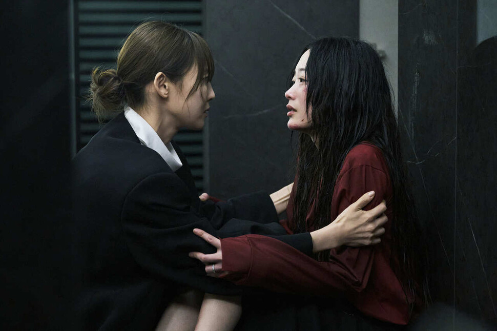 드라마 ‘당신이 죽였다’에서 가장 친한 친구 희수가 남편으로부터 상습폭행을 당했다는 걸 알게 되는 조은수. 넷플릭스 제공