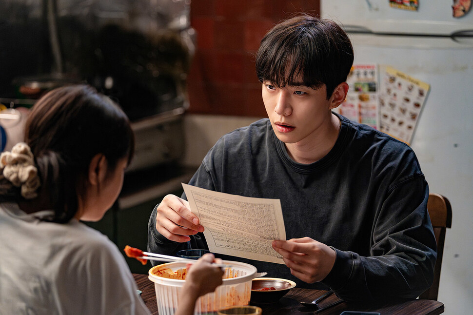 느닷없이 초능력자가 된 ‘캐셔로’ 주인공 강상웅은 애써 그 능력을 무시하려 한다. 히어로의 삶보다는 오랜 연인 김민숙(김혜준)과의 안정적 일상이 중요하기 때문이다. 넷플릭스 제공