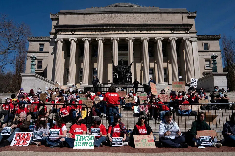 Students at Columbia University in New York hold a protest outside the school’s library on March 11, 2025, condemning ICE operations on campus. (Reuters/Yonhap)