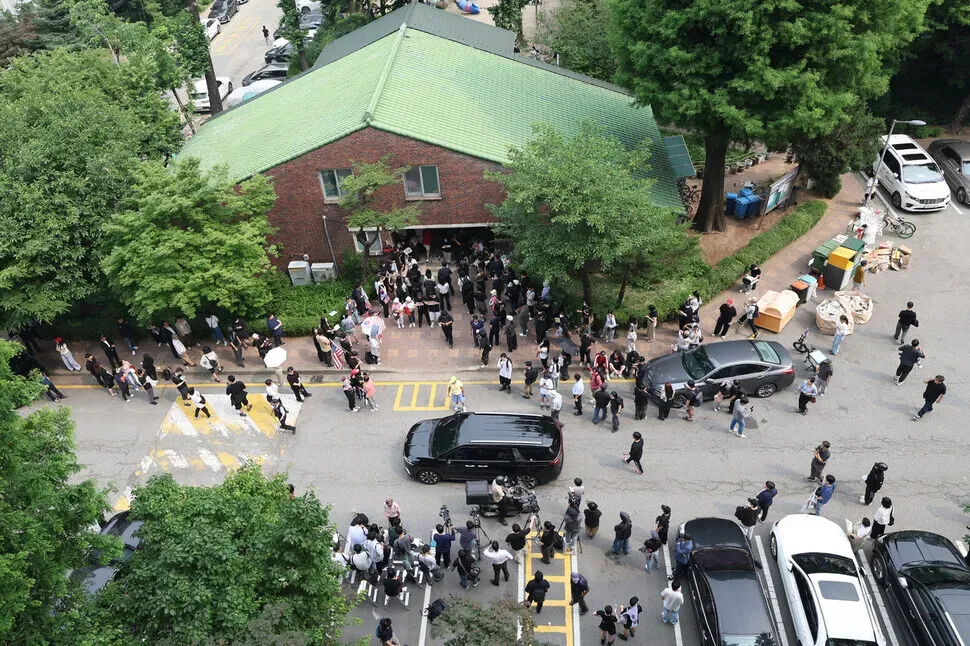 A crowd gathers around a voting site in Seoul’s Jamsil-7 neighborhood on the morning of June 4, 2026, after voting in local elections the day before had been extended to 10 pm after a ballot shortage. (Choi Hyeon-su/Hankyoreh)