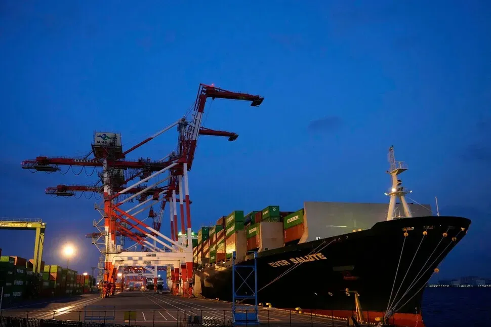 A container ship sits at a cargo terminal in Tokyo, Japan, on April 9, 2025. (AP/Yonhap)