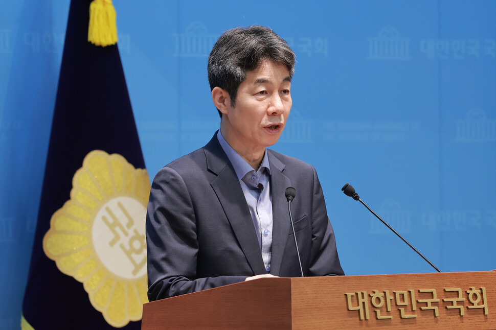 국회 정보위원회 소속인 윤건영 더불어민주당 의원이 20일 국회 소통관에서 윤석열 정부 국정원이 ‘민간인 불법 사찰 의혹’과 관련 별도 조직을 만들어 매주 정기적으로 용산 대통령실에 사찰 보고서를 보고했다고 밝혔다. 연합뉴스